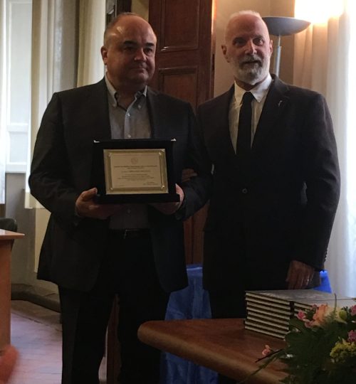 consegna di una targa ricordo da parte del Presidente dell’Ordine dei Medici di Lucca in occasione della premiazione da parte del Presidente Mattarella come Benemerenza al Merito della Sanità